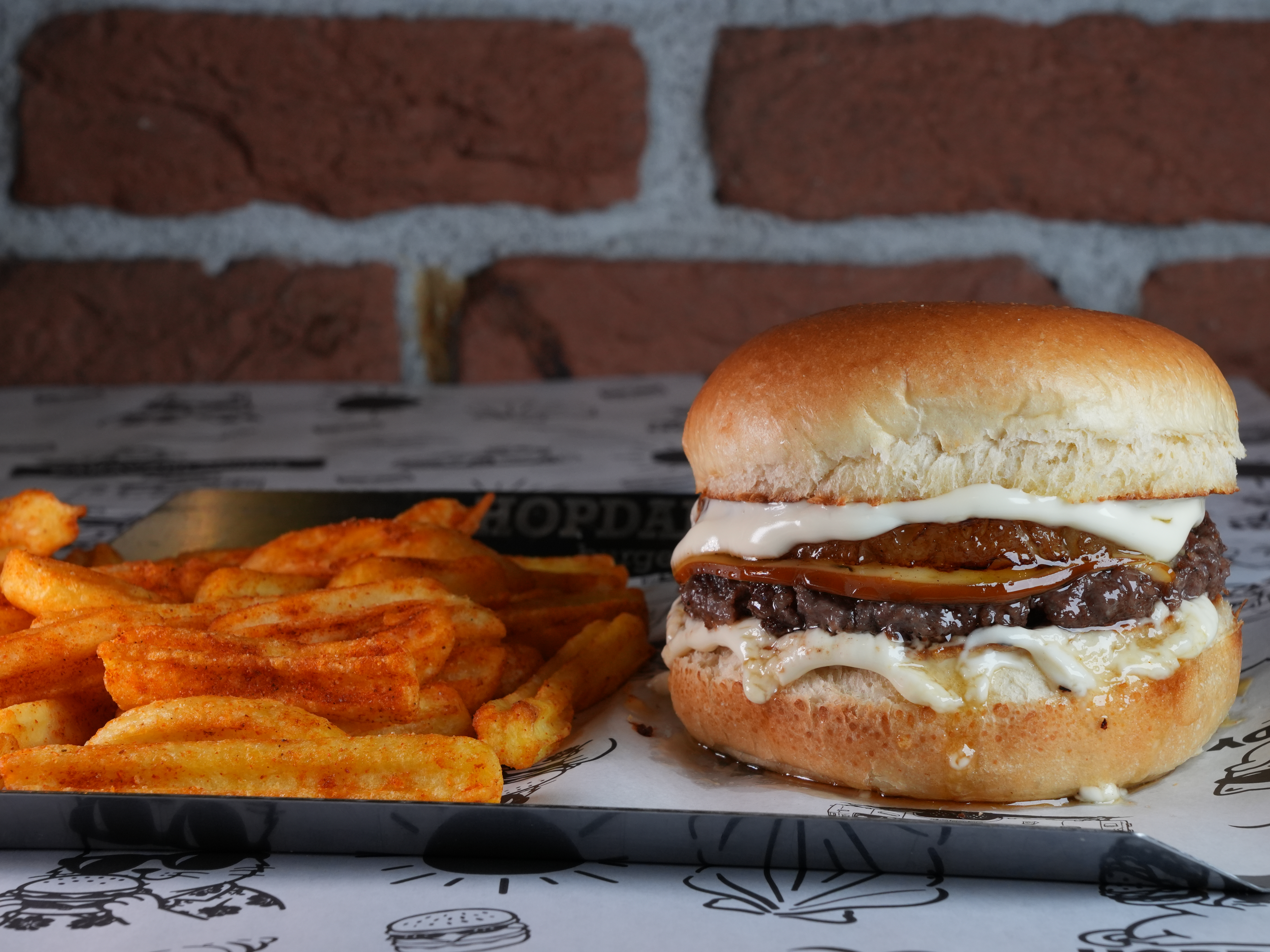 BALLI ANANAS & FÜME PEYNİRLİ BURGER